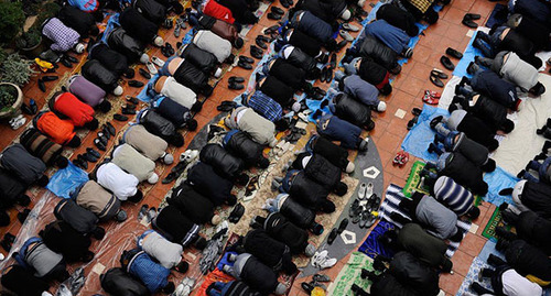Верующие во время молитвы. Фото Михаила Мордасова, Юга.ру