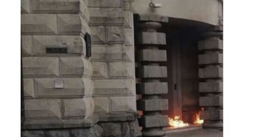 Сожжение коврика у здания ФСБ в Краснодаре. Скриншот https://theins.ru/news/252215