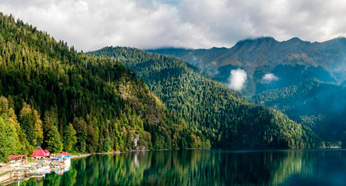 Озеро Рица, Абхазия. Фото https://abxa.ru/ozero-rica/
