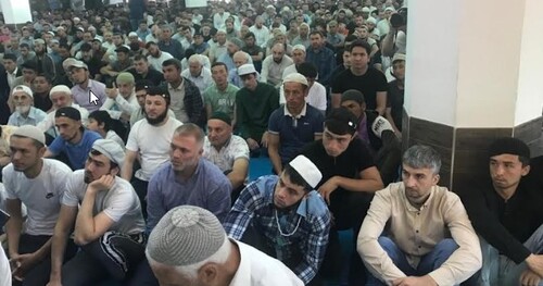 Участники намаза в мечети Нальчика. 9 июля 2022 года. Фото Людмилы Маратовой для "Кавказского узла".
