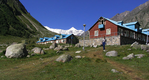 Ущель Безенги. Фото: https://www.wikiwand.com/ru/Безенги_%28альплагерь%29