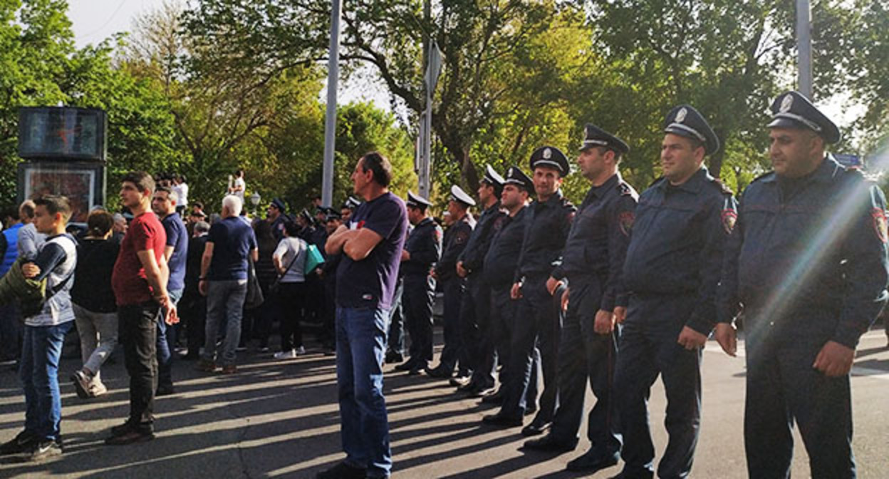 Сотрудники полиции и участники акции протеста возле парламента Армении. Май 2022 г. Фото Армине Мартиросян для "Кавказского узла"