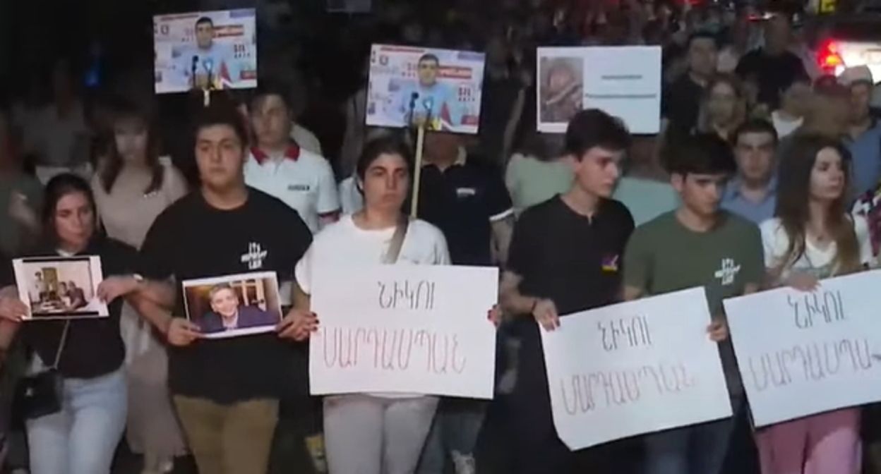 Участники протестной акции в Ереване, 15 июля, https://www.youtube.com/watch?v=R-skM-S1bYI