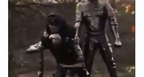 Стоп-кадр видео надругательства над памятником в воинской части на Кубани. Скриншот https://www.youtube.com/watch?v=AYHqMO-o4bU