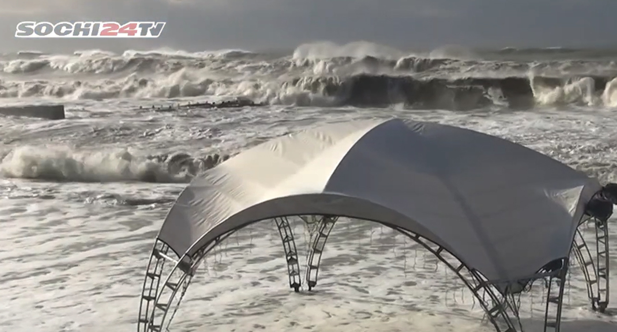 Шторм в Сочи. Кадр видео 
СОЧИ 24 https://www.youtube.com/watch?v=yPZLfkp_3Og
