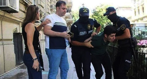 Задержание активиста. Фото: http://www.massa.az/news/ru/18038/aktivist-partii-musavat-arestovan-za-nepodchinenie-policii