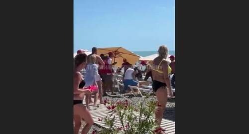 Момент драки на пляже «Фрегат» в Сочи 3 июля 2022 года. Стопкадр из видео https://t.me/gorodsochi/14218