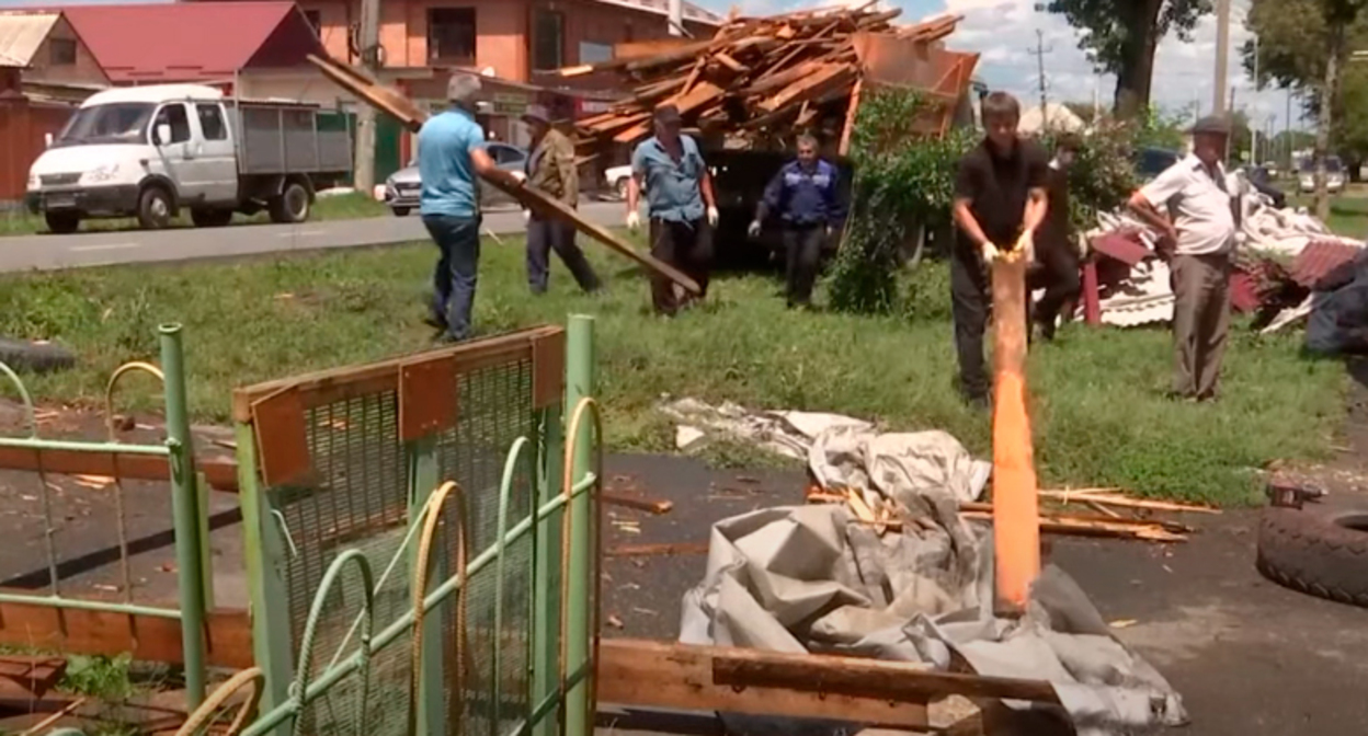 Ликвидация  последствий ливня с градом в Северной Осетии . Кадр видео 
iRYSTON TV https://www.youtube.com/watch?v=lmcUWmLf9lo&t=4s
