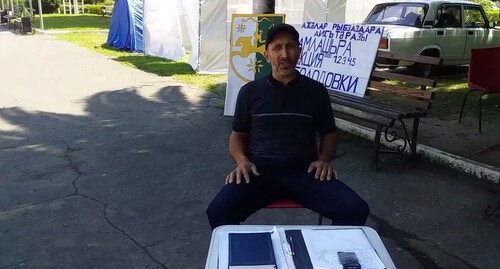 Джансух Адлейба на площади в Сухуме на пятый день своей акции протеста, 26 июля 2022 года. Стопкадр из видео https://t.me/DNAbkhazia/2960