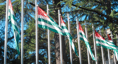 Флаги Абхазии. Фото https://commons.wikimedia.org/wiki/Category:Sukhumi