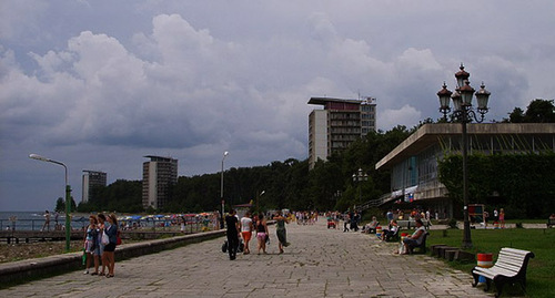 Пансионатный комплекс на набережной в Пицунде. Фото: LxAndrew. https://ru.wikipedia.org