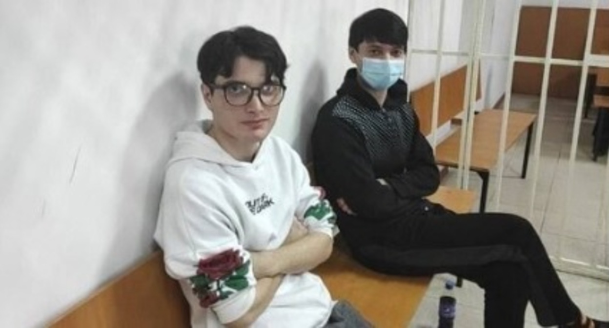 Салех Магамадов с братом в суде 22 февраля 2022 года. Скриншот сообщения https://t.me/novaya_pishet/35907
