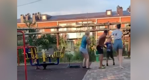 Кадр видеозаписи избиения ребенка в поселке Яблоновском https://t.me/yablonovskiy_city
