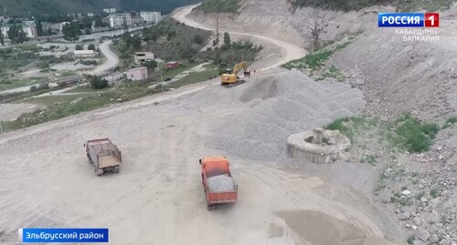 Работы по строительству подъездной дороги к горнорудному комбинату в Тырныаузе. Стоп-кадр из видео https://vestikbr.ru/news/250655/