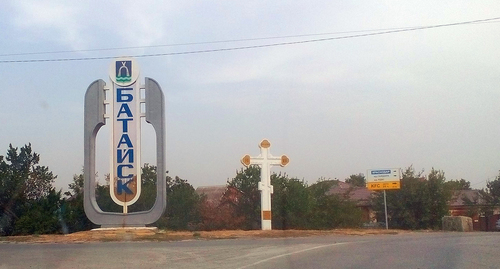 Стела на въезде в Батайск со стороны Азовского района (Койсуг). Фото https://commons.wikimedia.org/wiki/Category:Bataysk#/media/File:Батайск(03).jpg
