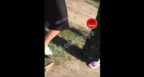 Скриншот кадра видео избиения девочки в Чечне. 30 июля 2022 г. Telegram-канал "ЧП/Грозный"