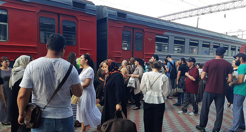 Пассажиры на железнодорожном вокзале. Фото Олега Ионова для "Кавказского узла"