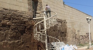Металлическая лестница у южной стены крепости в Дербенте. Фото: пресс-служба Дагнаследия