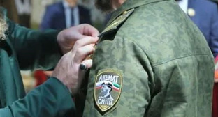 Шеврон с портретом Рамзана Кадырова на рукаве Апти Алаутдинова. Стопкадр из видео на в Telegram-канале ИА "Грозный Информ" https://t.me/groznyinform/13729 