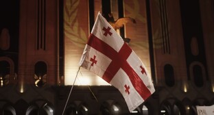 Флаг Грузии. Стопкадр из видео https://www.youtube.com/watch?v=vouyHO7ldiE. 