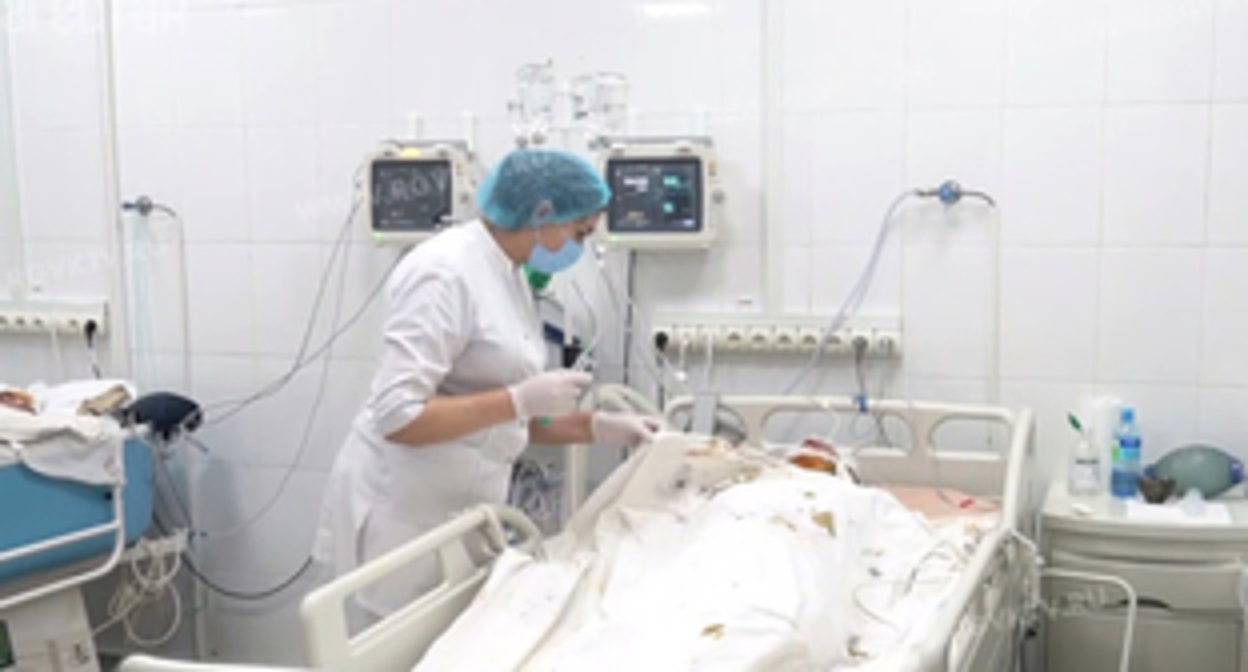 Врач в палате пациента. Фото пресс-службы Минздрава Дагестана.