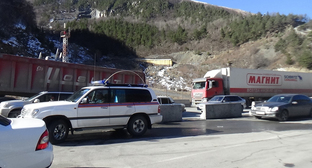Автомобили в очереди к пункту пропуска "Верхний Ларс". Фото пресс-службы ГУ МЧС по Северной Осетии