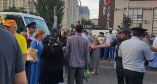 Участники акции протеста против отключений света в Редукторном посёлке Махачкалы, 18 июля 2022 г. Фото Расула Магомедова для "Кавказского узла"