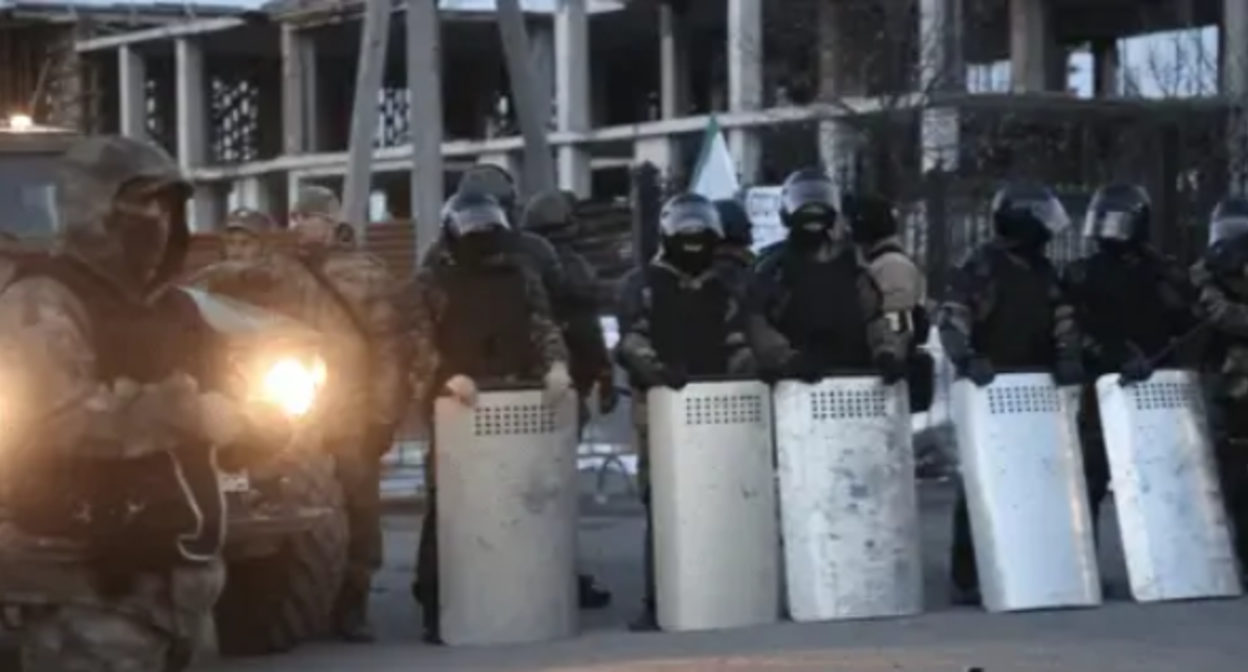 Силовики в Магасе. Кадр из трейлера фильма "Доазув" (Граница). Кадр видео www.youtube.com/watch?v=XUVjOvRGS_
