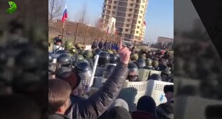 Акция протеста в Магасе 26 марта 2019 года. Стоп-кадр из видео «Кавказского узла» https://www.youtube.com/watch?v=B7vqt3Qx1bE