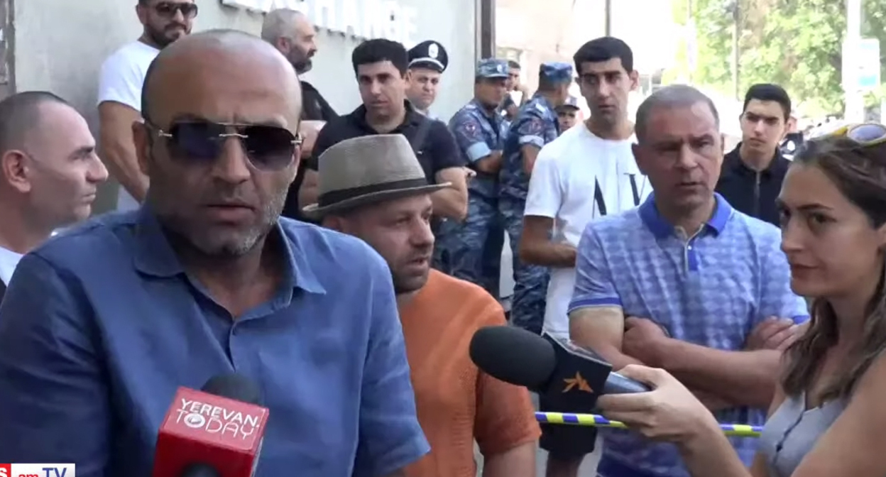  участники акции протеста против закрытия  рядом с торговым центром "Сурмалу" в Ереване. Кадр видео News am https://www.youtube.com/watch?v=sT__QbDJ0zQ
