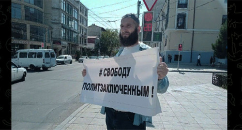 Идрис Юсупов в одиночном пикете в поддержку Гаджиева Скриншот https://t.me/chernovik/36114