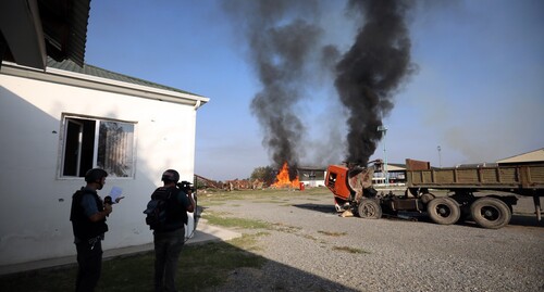 Журналисты ведут репортаж с места пожара после обстрела, 2020 год. Фото Азиза Каримова для "Кавказского узла".