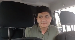 Ахмед Мамедли в полицейской машине у суда. Кадр видео Азиза Мамиева https://www.facebook.com/100061041637185/videos/605001824441575 