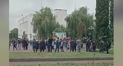 Жительницы Кабардино-Балкарии вышли на протест в связи с мобилизацией. Скрнишот сообщения https://t.me/news_sirena/4441