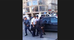 Сотрудники полиции во время задержания на акции протеста. Махачкала, 26 сентября 2022 г. Скриншот видео телеграмм-канал "Подвал Дагестана"