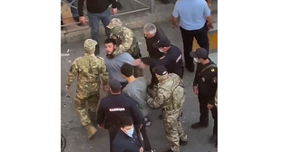 Сотрудники силовых структур во время задержания. Махачкала, 26 сентября 2022 г. Скриншот видео телеграмм-канал "Черновик"
