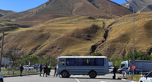 Полицейский автобус на дороге "Верхний Ларс". Фото Эммы Марзоевой для "Кавказского узла"