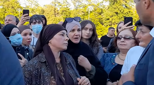 Женщины на акции протеста против мобилизации в Нальчике, 26 сентября 2022 года. 