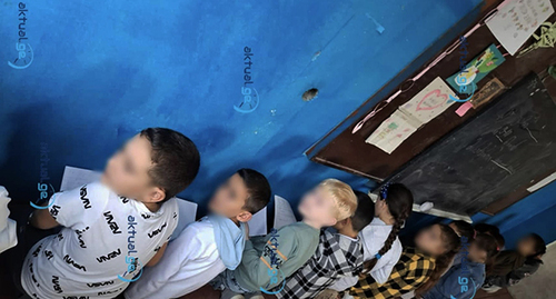 Ученики на коленях в грузинской школе в селе Кирихло Марнеульского муниципалитета. Фото: со страницы Самиры Байрамовой в Facebook