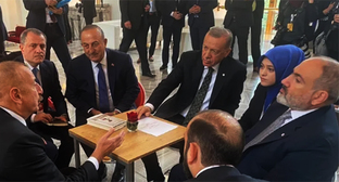 Никол Пашинян (справа) и Реджеп Эрдоган (третий справа) во время переговоров в Праге. 6 октября 2022 г. Фото: агентство «Анадолу» https://news.obozrevatel.com