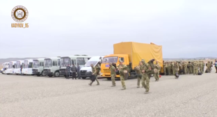 Группа добровольцев в аэропорту "Грозный". Стоп-кадр видео. https://t.me/RKadyrov_95/2939