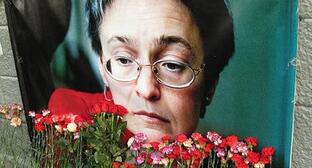Цветы возле портрета Анны Политковской. Фото корреспондента "Кавказского узла" 