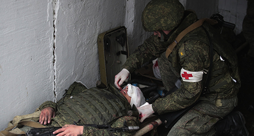 Медицинский работник оказывает помощь раненому. Фото: официальный сайт https://structure.mil.ru