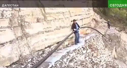 Жители высокогорного села Харахи в Дагестане строят водопровод. Стопкадр из видео на странице https://www.instagram.com/p/CjpMEjfoLhb/