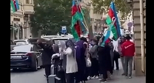 Протестующие в Баку раскритиковали Макрона за высказывания о конфликте с Арменией