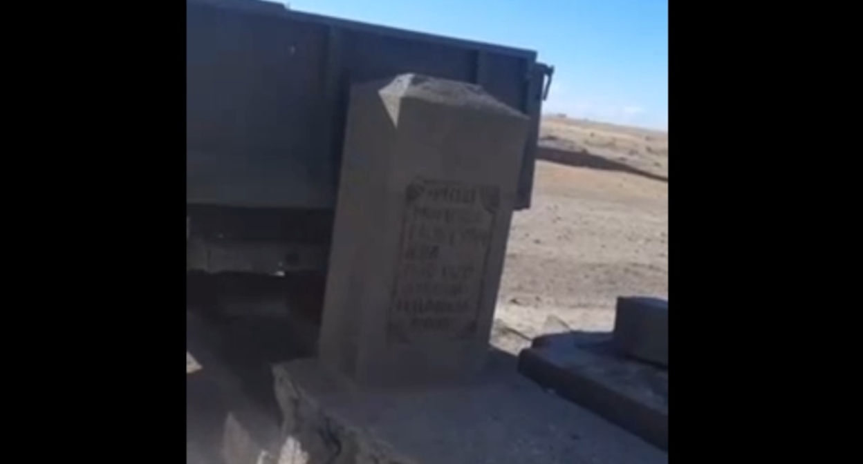 Водитель грузовика разрушает надгробие. Кадр видео, опубликованного изданием Caliber.Az https://t.me/caliber_az_official/11088