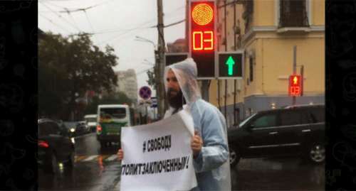 Идрис Юсупов в одиночном пикете. Скриншот https://t.me/chernovik/39016