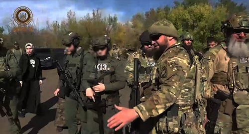 Детям главы Чечни, поехавшим в зону военной операции, продемонстрировали захваченные на Украине трофеи. Скриншот видео телеграм-канал Kadyrov_95