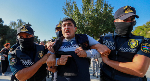 Задержание активиста в Баку, 30 сентября. Фото Азиза Каримова для “Кавказского узла”.