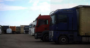 Очередь грузовиков на Керченскую переправу сократилась на фоне новых ограничений